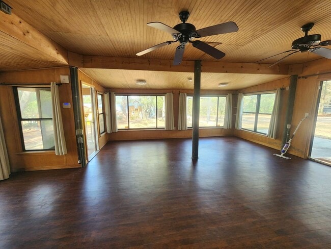Building Photo - Beautiful 1Bedroom Bungalow next to Lake Hutchinson in Keystone Heights available May 8th