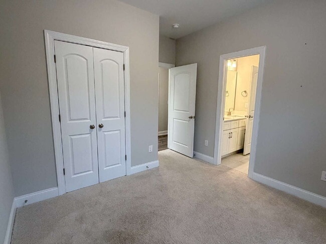 Building Photo - Spacious Townhome in The Springs of North Asheville