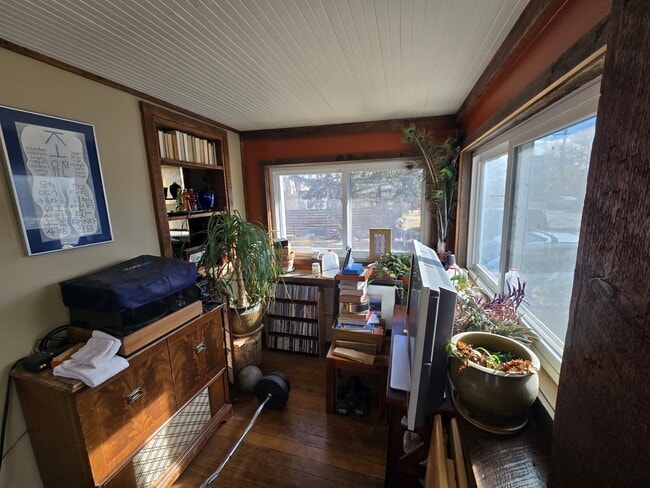 Building Photo - 417 E Tamarack St