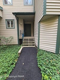 Building Photo - Beautiful townhouse across from Shawnee Mountain Ski Area