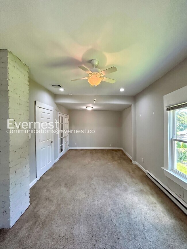 Building Photo - 3 Bed, 2.5 Bath Home with Fenced Yard / Pet-Friendly / Available Now!