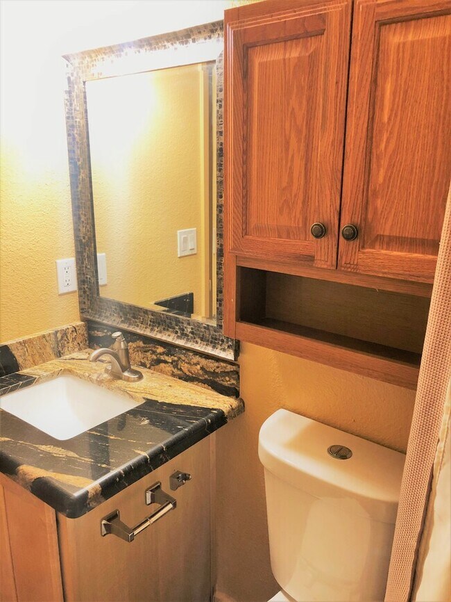 Building Photo - Quaint condo located in the heart of Glendale