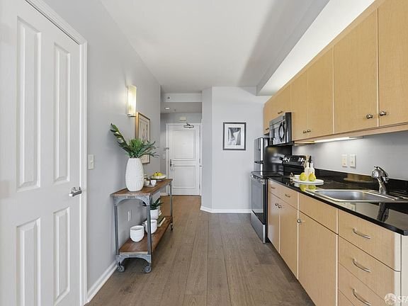 Building Photo - 140 S Van Ness Ave