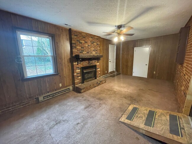 Building Photo - 3 bedroom 1.5 bath house available.   Pet friendly!