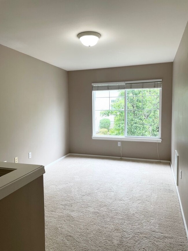 Building Photo - Spacious 2 Bed 2.5 Bath Townhome Style Con...
