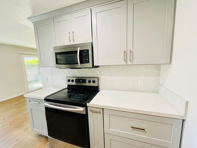 Building Photo - Beautifully Updated 3 Bed 2 Bath Condo W/ ...