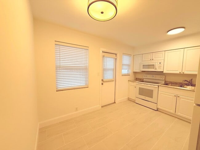 Building Photo - 626 Prosperity Farms Rd