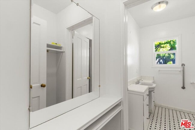 Building Photo - 2258 Moreno Dr