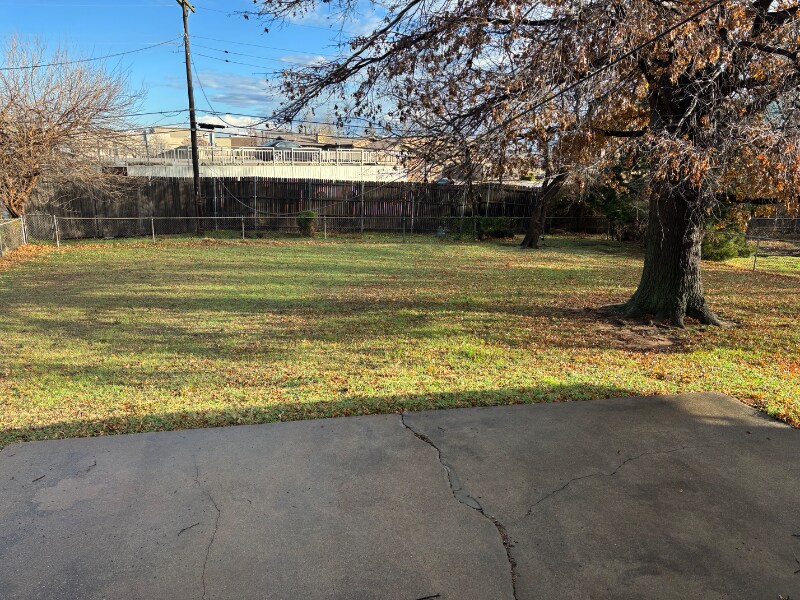 Building Photo - 2025 Mattern Dr