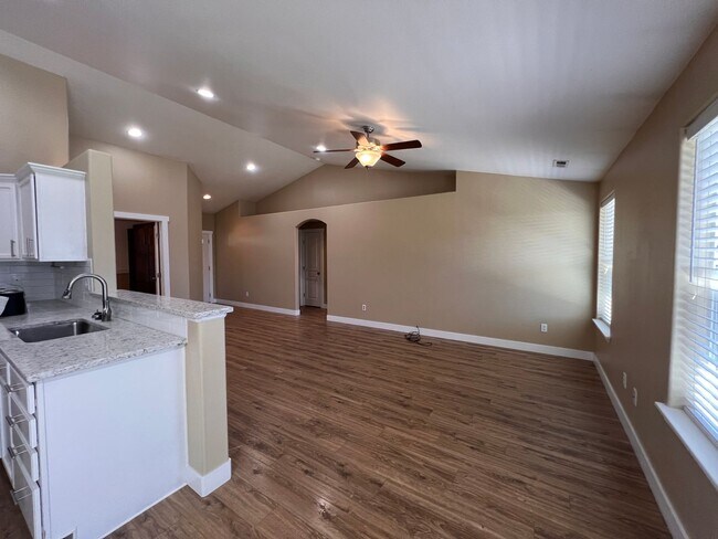 Building Photo - Private location in Crossroad Neighborhood!