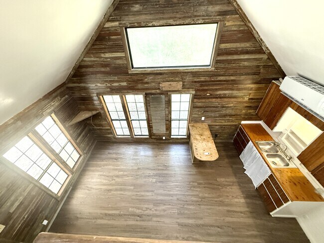 Building Photo - 535 Woodlawn Dr