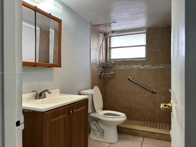 Building Photo - 1333 E Hallandale Beach Blvd