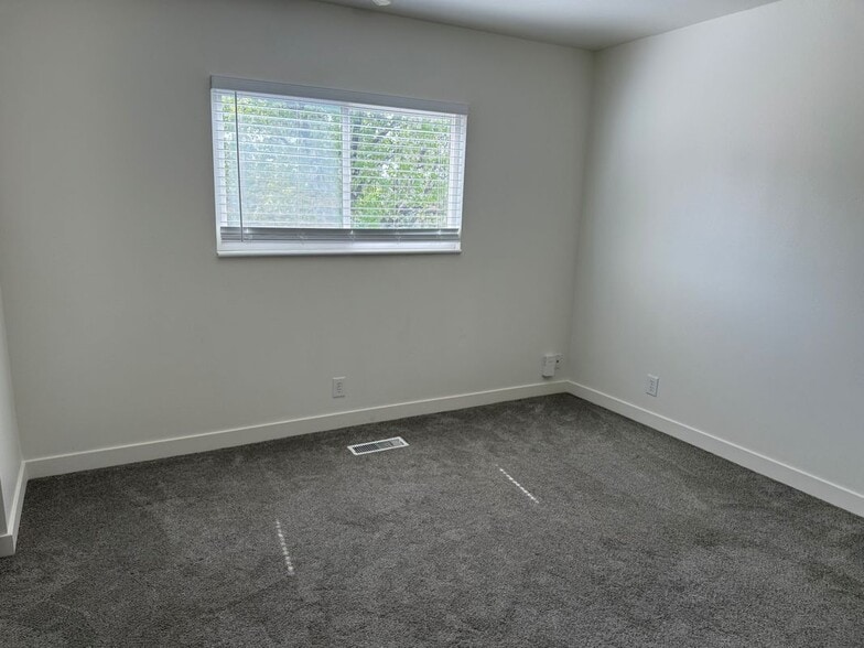 Building Photo - 81 W 300 N