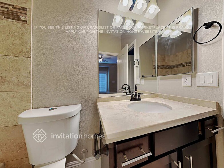 Building Photo - 8460 Del Vista Ct