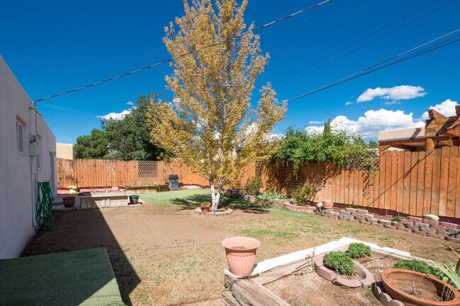 Building Photo - UPTOWN 3 Bedroom  2 bath  with Garage