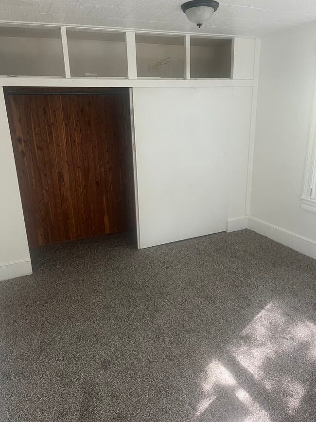 Building Photo - 206 Welles St