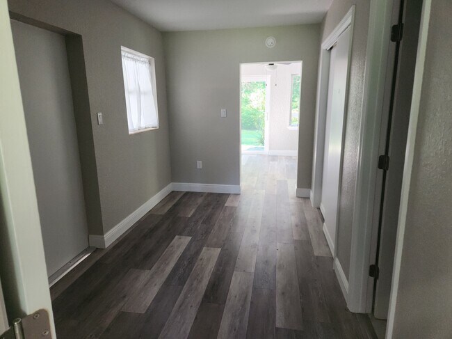 Building Photo - 38 Sunset Dr