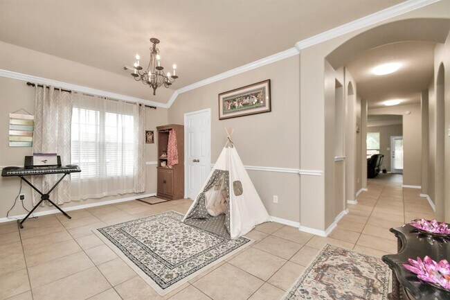 Building Photo - 2103 Breezeway Ln