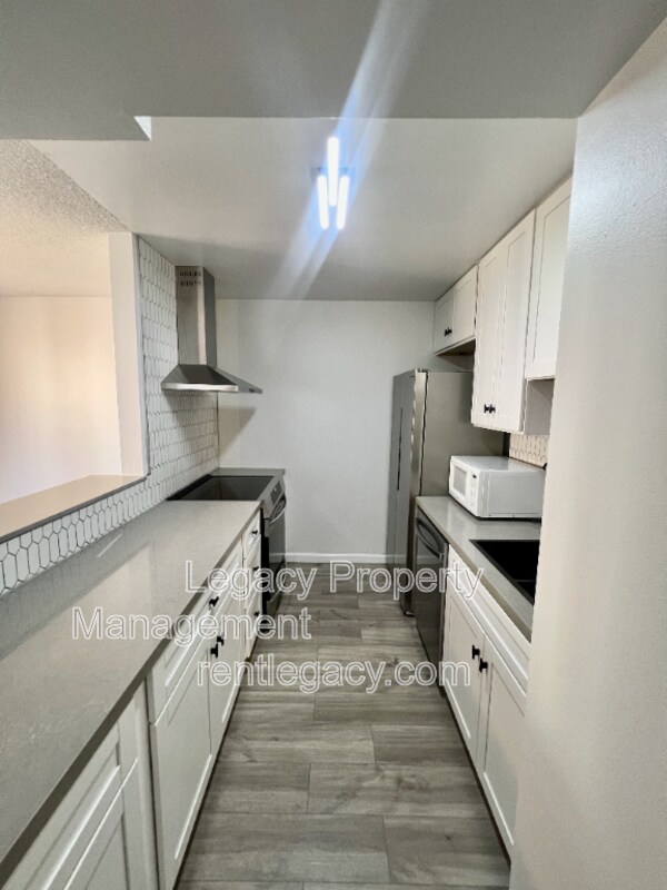 Building Photo - 2200 Laguna Cir