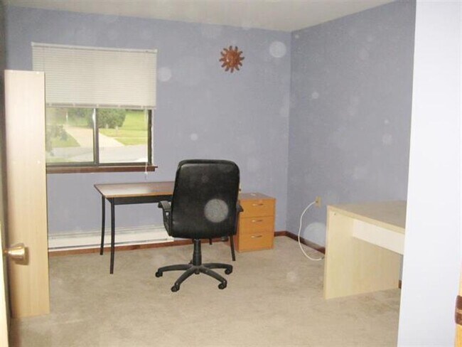Building Photo - Spacious 2 bed 1 bathroom Condominium