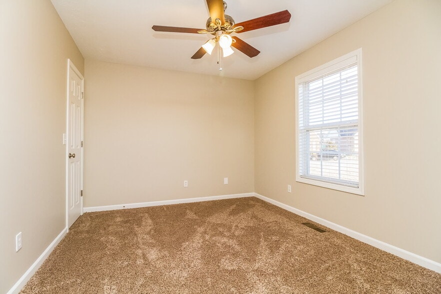 Building Photo - 304 Acorn Ct