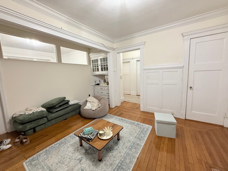 Building Photo - 452 Park Dr