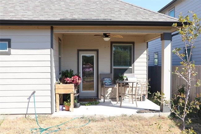 Building Photo - 321 Parrot Tulip View