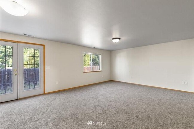 Building Photo - 107 E King Pl