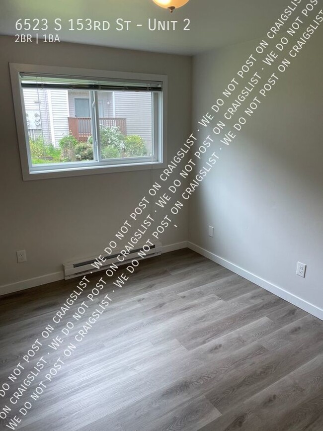 Building Photo - Tukwila - Updated 2 Bedroom / 1 Bath Apart...