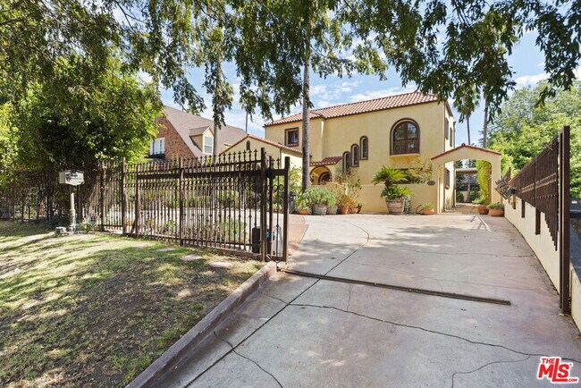 Building Photo - 664 S Highland Ave