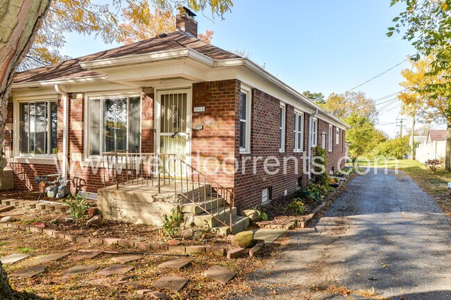 Building Photo - 1542-1544 N Hawthorne Lane