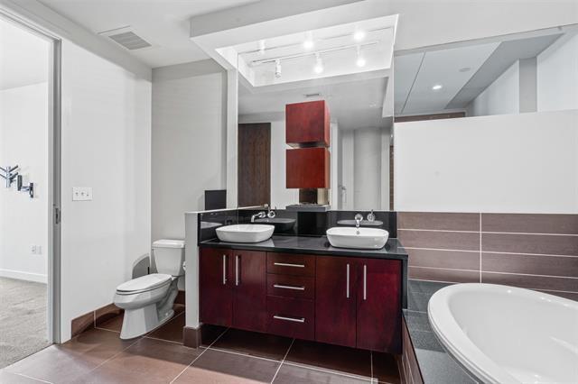 Building Photo - 2600 W 7th St