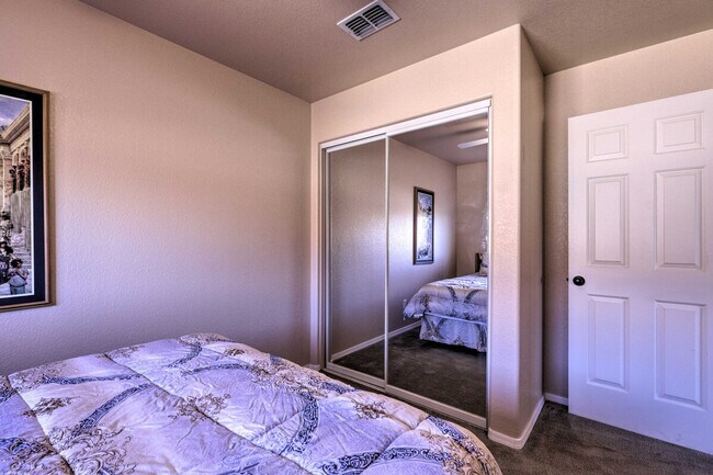 Building Photo - 2447 Rio Dr