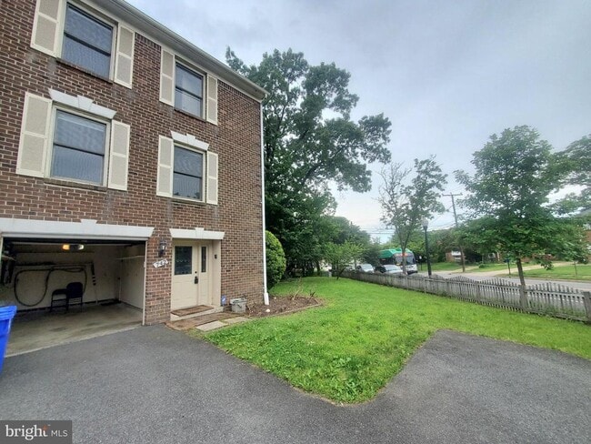 Building Photo - 742 S Granada St