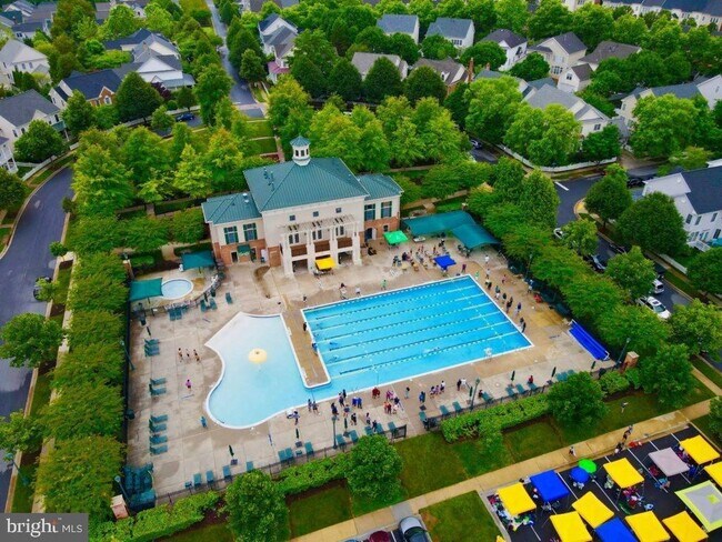 Building Photo - 306 Pure Spring Crescent