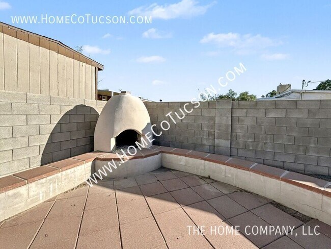 Building Photo - 5717 S Stewart Blvd