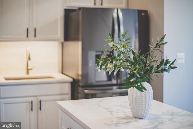 Building Photo - 44848 Tiverton Sq