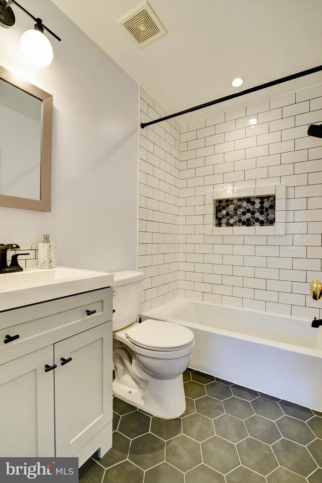 Building Photo - 618 Worchester St