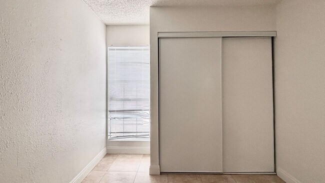 Building Photo - Fantastic 4 bedroom home with a 1 car garage and driveway space for additional car! Backyard and ...