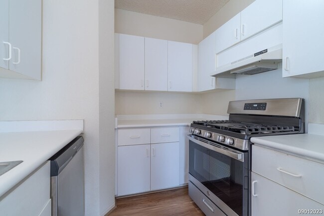Building Photo - Palm Court, $2645, 2br/2ba Townhouse w/2 p...