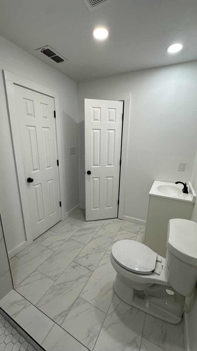 Primary Bathroom - 5282 Questa Dr