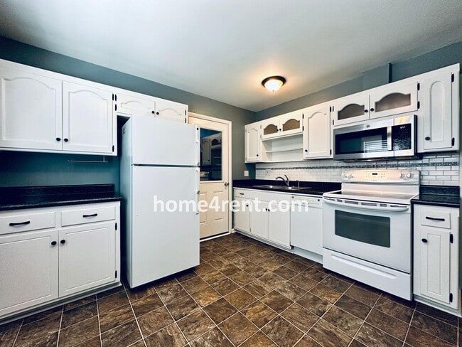 Building Photo - Beautiful Hardwoods w Fenced-in Yard!