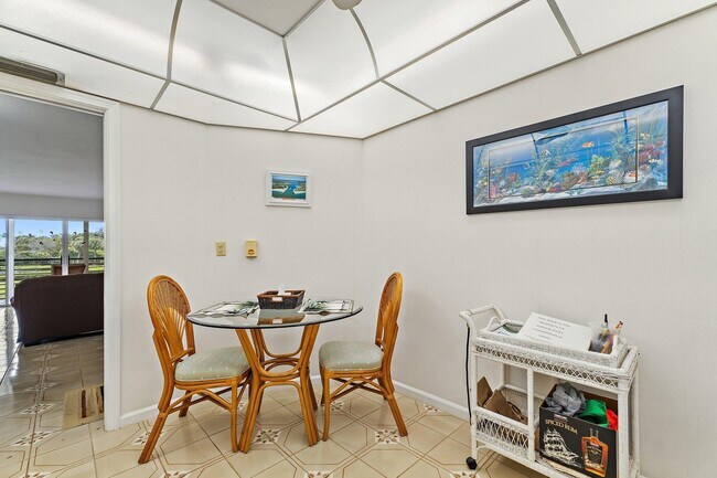 Building Photo - 755 Saturn St