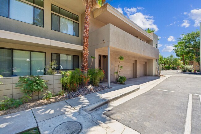 Building Photo - 2 Bed / 2 Bath Townhome at Biltmore, Palm ...