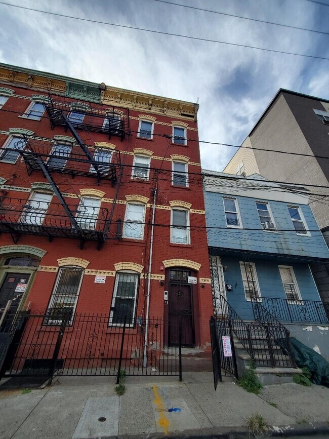 Building Photo - 41 Harmon St