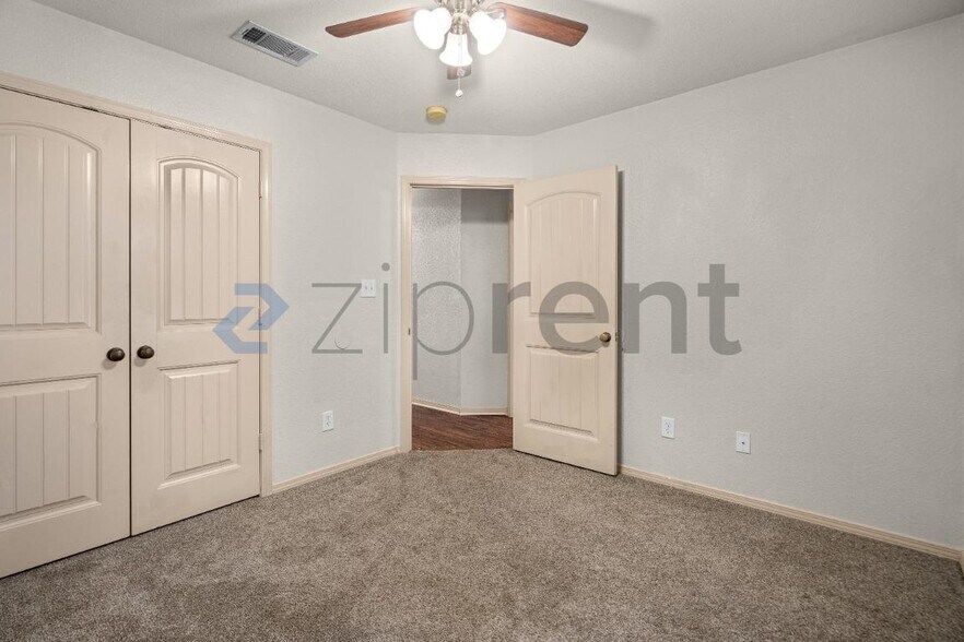 Building Photo - Unit