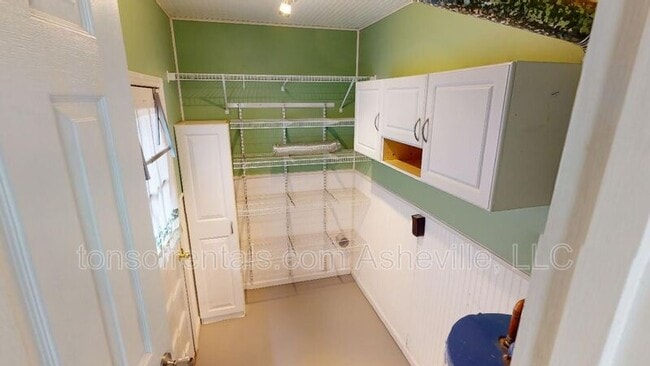 Building Photo - 107 Summerglen Dr