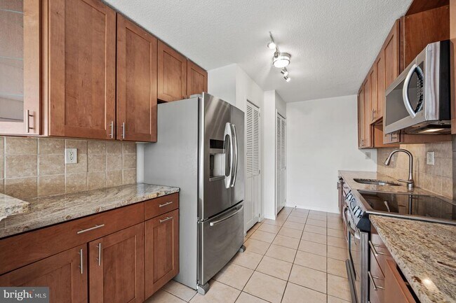 Building Photo - 307 Yoakum Pkwy