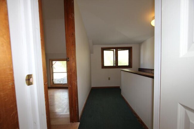 Building Photo - 14 Crombie St