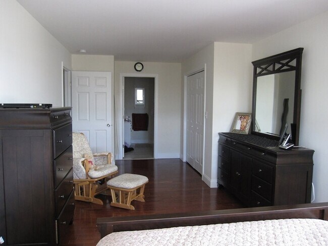 Building Photo - 120 Wyllis Ave